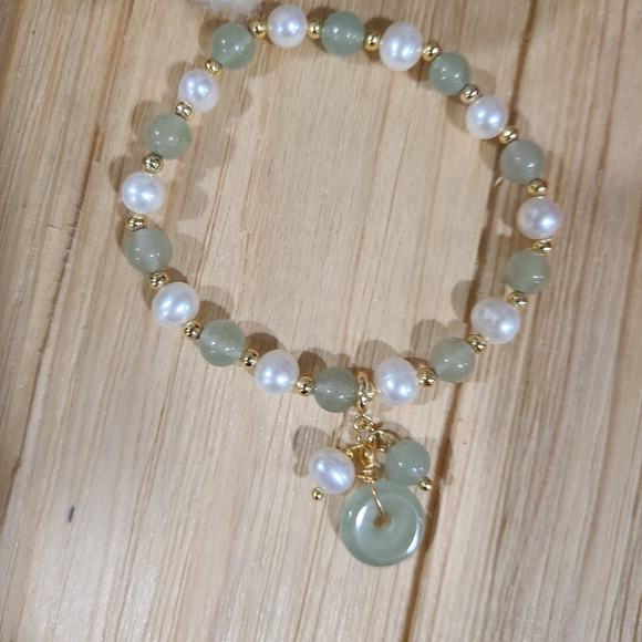 ๐๐HOST PICK๐๐ STUNNING!! Jade and Freshwater Pearl Bracelet with GOLD Beadin - Picture 12 of 16